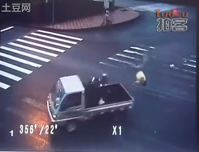 衝撃交通事故！　ジャッキーのごとく吹っ飛んだバイク乗りが意外と何ともない？