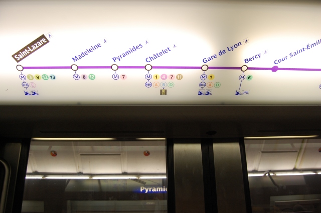未来都市のようなパリのメトロ14号線